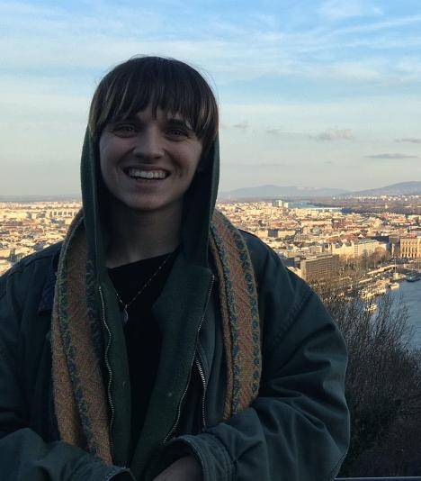 凯特·巴恩斯19岁的孩子获得富布赖特奖学金到匈牙利留学