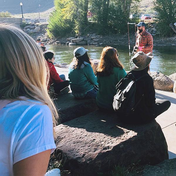  可持续发展办公室主任伊恩·约翰逊分享萨利达的水上娱乐, 科罗拉多州, 在2019年给学生和工作人员的Sense of Place水之旅中. 